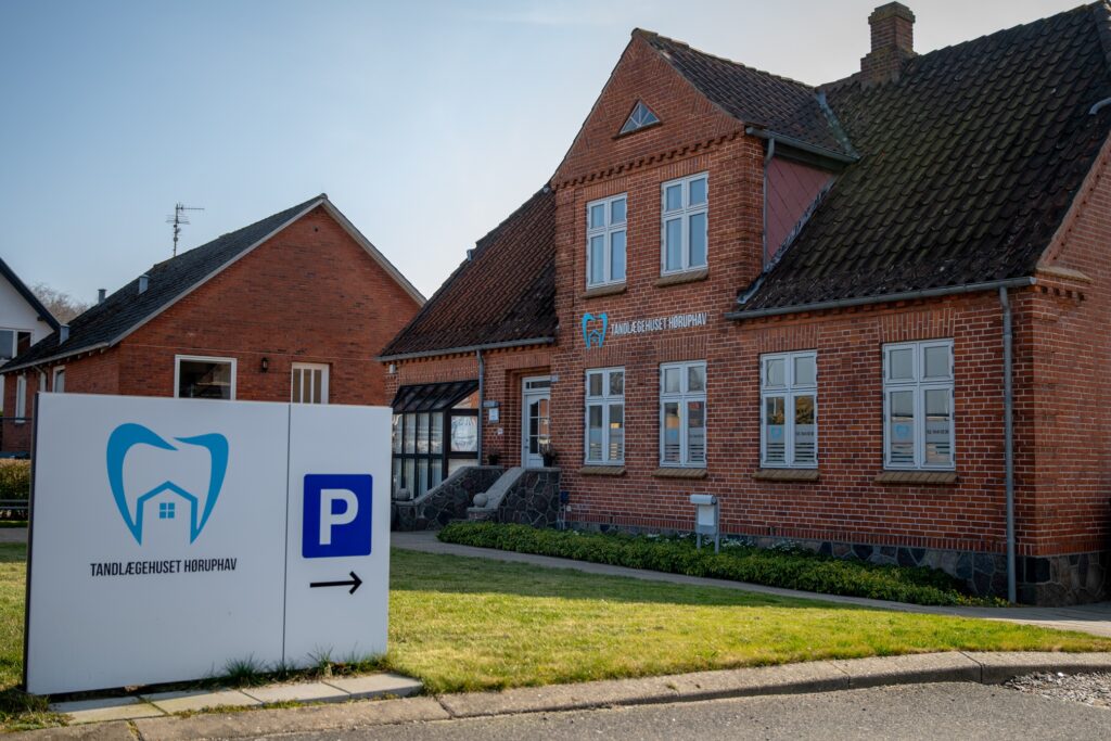 Billede af klinikken udefra med parkering